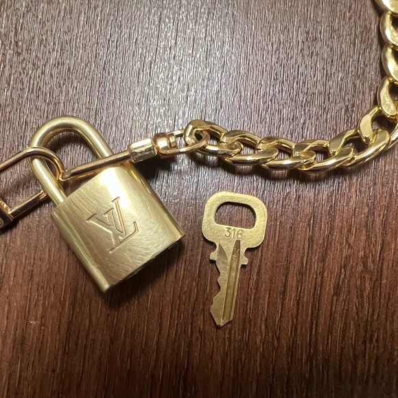 #316 LV Lock & Key with Unbranded Chain - Picture 2 of 6